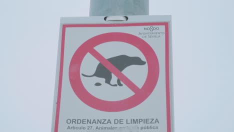 Firmar-Ordenando-A-Los-Dueños-De-Perros-Que-Limpien-La-Caca-De-Perro-En-Sevilla,-España,-Acercar