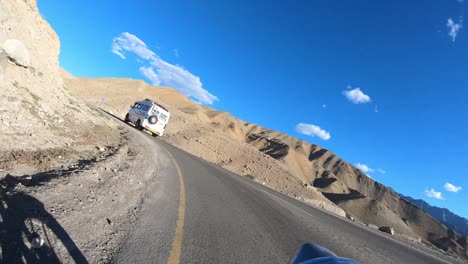 Junges-Paar-Fährt-Fahrrad-Im-Hügeligen-Gelände-Der-Region-Leh-Ladakh