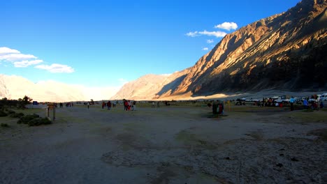 Touristen-Im-Nubra-Valley-Streifen-In-Den-Wüsten-Von-Leh-Umher