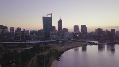 Luftaufnahme-Der-Skyline-Von-Perth-Kurz-Vor-Sonnenaufgang