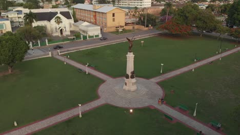 Asombrosas-Imágenes-Aéreas-De-Un-Cenotafio-En-Honor-A-Los-Veteranos-De-Trinidad-Y-Tobago