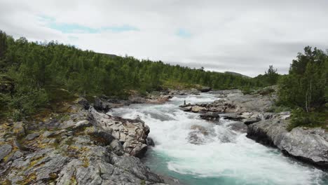 Wunderschöner-Wilder-Fluss,-Aufgenommen-In-Norwegen