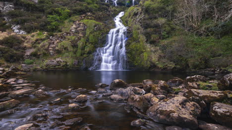 Zeitraffer-Des-Naturwasserfalls-Im-Freien-In-Der-Grafschaft-Donegal-In-Irland