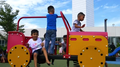 Unter-Der-Aufsicht-Von-Eltern-Und-Erziehungsberechtigten-Erkunden-Vergnügte-Junge-Kinder-Die-Spielplatzattraktionen-Im-Sm-einkaufszentrum-Am-Meer-An-Der-South-Road-In-Cebu-City,-Philippinen