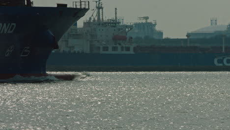 Großes-Beladenes-Containerschiff-BG-Diamond-Verlässt-Den-Hafen-In-Rotterdam