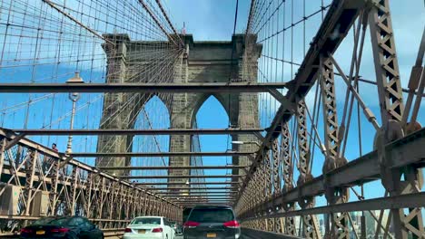 Vista-Del-Puente-De-Brooklyn-Mientras-Conduce-Debajo-De-él,-En-La-Ciudad-De-Nueva-York,-Estados-Unidos