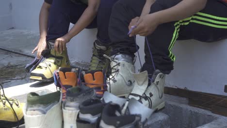Himalayan-mountaineers---their-mountain-climbing-equipment