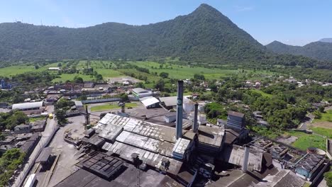 Das-Fliegen-Mit-Einer-Drohne-über-Einer-Zuckerfabrik-Gibt-Uns-Die-Perspektive,-In-Die-Vergangenheit-Zu-Fliegen