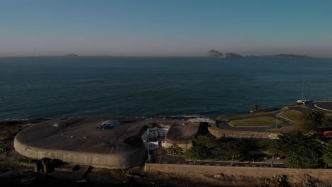 Vista-Aérea-Inclinada-Sobre-El-Fuerte-Militar-Histórico-Y-El-Museo-De-Copacabana-En-Río-De-Janeiro-Con-Las-Cúpulas-Canónicas-En-La-Parte-Superior-Del-Búnker-Al-Amanecer