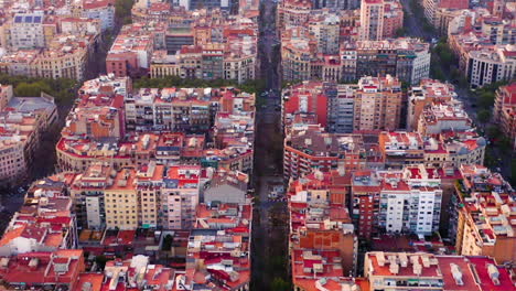 Vista-Aérea-De-Barcelona-Barrio-Gótico-Y-Barrios-Modernos-Al-Atardecer,-España