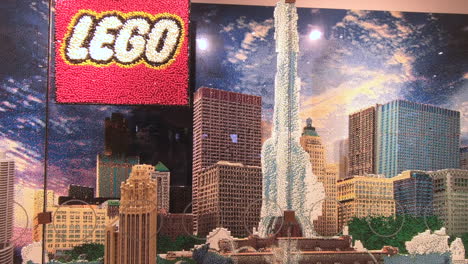 Mehrfarbige-Legosteine-In-Vitrine,-Vitrine,-Spielzeugladen,-Kunststoffgebäude,-Bau,-Miniatur,-Klein,-Stadtgebäude-Und-Wolkenkratzermodell,-Muster,-Realistisches-Stadtmodell