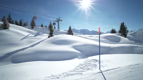 Stabilisierte-Tracking-Zeitlupe:-Blick-Aus-Der-Ersten-Person-Auf-Die-Wunderschöne-Berglandschaft-An-Einem-Verschneiten,-Sonnigen-Wintertag-In-Den-Schweizer-Alpen-Mit-Der-Gondelbahn