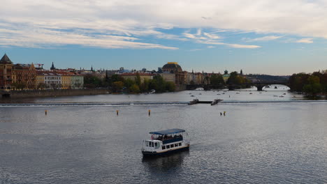 Kleines-Touristenboot-Schwimmt-In-Der-Moldau-In-Prag,-Tschechische-Republik