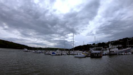 Sturmwolken-Rauschen-über-Den-Yachthafen