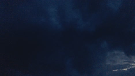 Zeitraffer-Des-Dunklen-Himmels-Mit-Wolken
