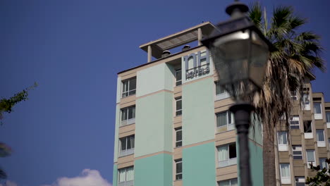 Hotel-in-La-Spezia,-Italy-with-a-streetlight-in-the-foreground