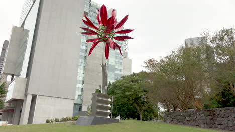 Große-Rote-Zierblumenskulptur-Brisbane