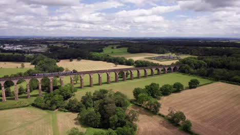 Nach-Unten-Gerichtete-Dolly-Aufnahme-Des-Nördlichen-Zuges,-Der-Das-Crimple-Valley-Viadukt-In-North-Yorkshire-An-Einem-Sommertag-überquert