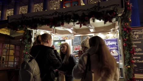 Liverpooler-Weihnachtsmarkt-Käufer,-Die-Um-Die-Holzhütte-Herumlaufen,-Saisonales-Fest