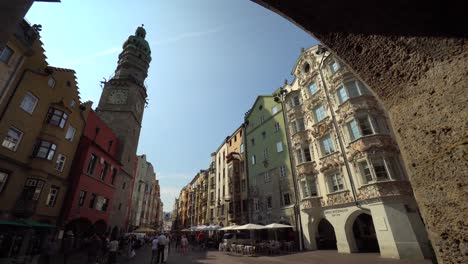 Blick-Von-Den-Arkaden-Der-Herzog-Friedrich-Straße-Auf-Kreuzende-Fußgänger-Unter-Dem-Goldenen-Dach