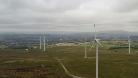 Eine-Gruppe-Von-Windkraftanlagen-Auf-Einem-Hügel