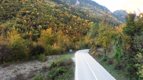 Conduciendo-A-Través-De-Increíbles-Colores-De-Otoño-Durante-La-Temporada-De-Otoño-En-El-Parque-Nacional-Durmitor-Montenegro