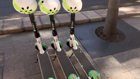 Brisbane-Lime-Scooters-En-Acera