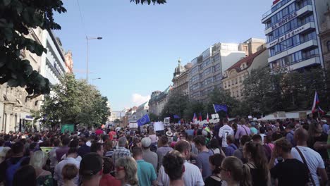 Personas-Durante-La-Manifestación-En-Praga,-República-Checa,-Vista-Posterior