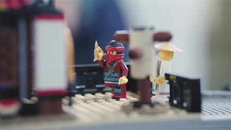 Lego-Bauen-Mit-Ninja-Und-Shaolin-Meister-|-Zeitlupe