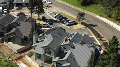 Sonnenkollektoren-Werden-Auf-Dem-Dach-Eines-Neuen,-Umweltfreundlichen-Hausbauprojekts-Installiert