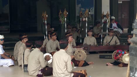 Grupo-De-Hombres-Asiáticos-En-Vestuario-Religioso-Haciendo-Música-En-Un-Templo-Hindú-En-Bali,-Indonesia