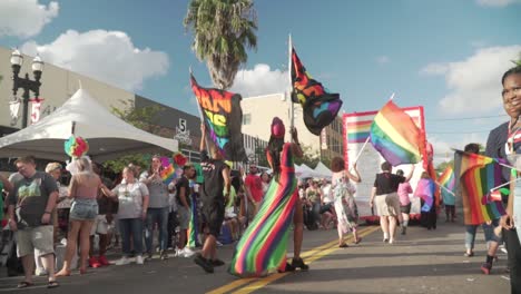 Frau-Dreht-Sich-–-So-Geboren-–-Während-Sie-Auf-Der-Straße-Bei-Der-River-City-Pride-Parade-In-Jacksonville,-Florida,-Marschiert