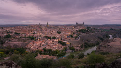 Nahaufnahme-Der-Kathedrale-Von-Toledo-Bei-Sonnenuntergang-Im-Zeitraffer