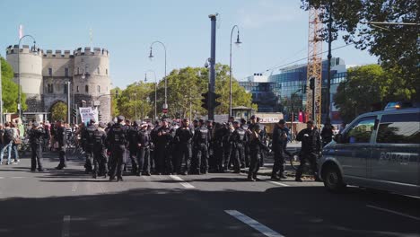 Grupo-De-Policías-Y-Mujeres-Policías-Parados-En-La-Calle,-Viendo-Un-Viernes-Para-Futuras-Protestas-En-Colonia,-Alemania
