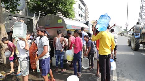 Lugareños-Llenando-Agua-Potable-Durante-La-Crisis-Del-Agua-En-Nueva-Delhi,-India