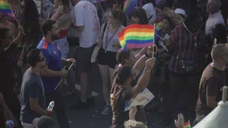 Mann-Schwenkt-Pride-Flagge,-Während-Er-Bei-Der-River-City-Pride-Parade-In-Jacksonville,-Florida,-Marschiert