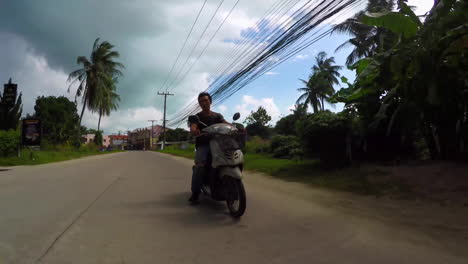 Eine-Straße-Irgendwo-In-Thailand-Mit-Einem-Motorradfahrer-In-Einiger-Entfernung