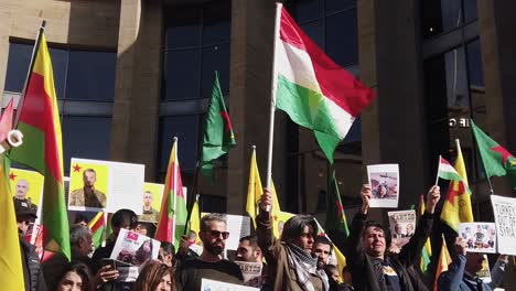 Zeitlupe,-Nahaufnahme-Von-Menschen,-Die-In-Glasgow-Gegen-Die-Türkische-Besatzung-Und-Ethnische-Säuberung-Der-Kurden-Protestieren
