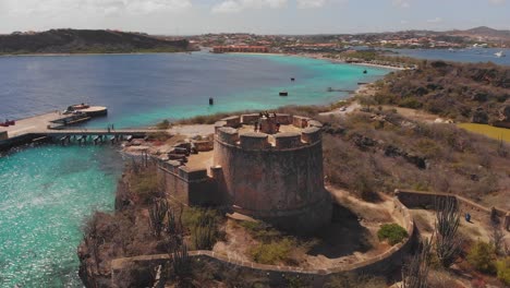 Eine-Historische-Burg-Liegt-Auf-Dem-Felsvorsprung-In-Der-Stadt-Willemstad-Curacao,-Fort-Beekenburg