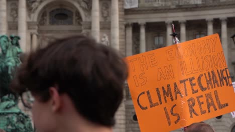 Schild-Mit-Der-Aufschrift-„Die-Wirtschaft-Ist-Eine-Illusion,-Der-Klimawandel-Ist-Real“,-Das-Während-Der-Proteste-Hochgehalten-Wurde
