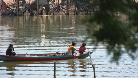 Family-in-Boat-Paddling-at-Floating-Village