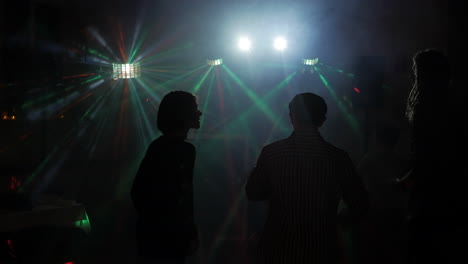 Silhouette-Von-Kindern,-Die-Vor-Blinkender-Disco-Beleuchtung-Tanzen