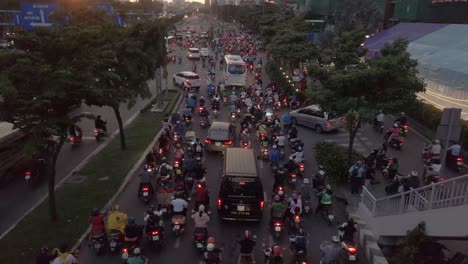 El-Scooter-O-Moto-Es-El-Símbolo-Y-El-Sonido-Más-Obvio-De-La-Vida-Moderna-En-Vietnam