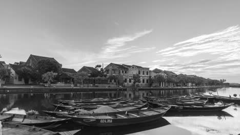 Timelapse,-Pequeño-Bote-Amarrado-En-El-Canal-De-Agua