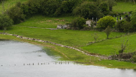 Zeitraffer-Der-Naturlandschaft-Von-Hügeln-Und-Seen-An-Einem-Bewölkten-Tag-In-Irland