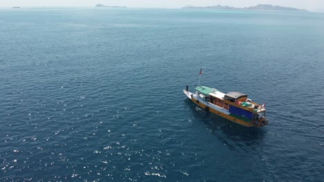 Luftdrohnenaufnahme-Eines-Traditionellen-Südasiatischen-Bootes,-Das-An-Einem-Sonnigen-Tag-Durch-Das-Meer-Segelt