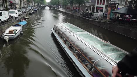Boot-Auf-Dem-Kanal-In-Amsterdam
