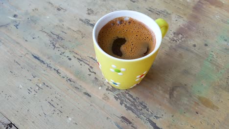 Zeitlupe-Einer-Tasse-Schwarzen-Kaffees-Auf-Dem-Alten-Holztisch