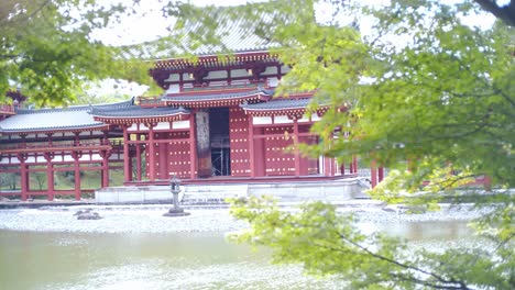 Mirando-A-Través-De-Las-Hojas-En-El-Templo-Byodoin-En-Kyoto,-Japón-Iluminación-Suave-4k