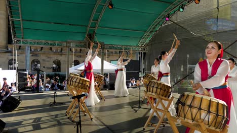 Koreanische-Musiker-Spielen-Traditionelle-Koreanische-Trommeln-Und-Instrumente-Samulnori-Während-Des-Koreanischen-Festivals